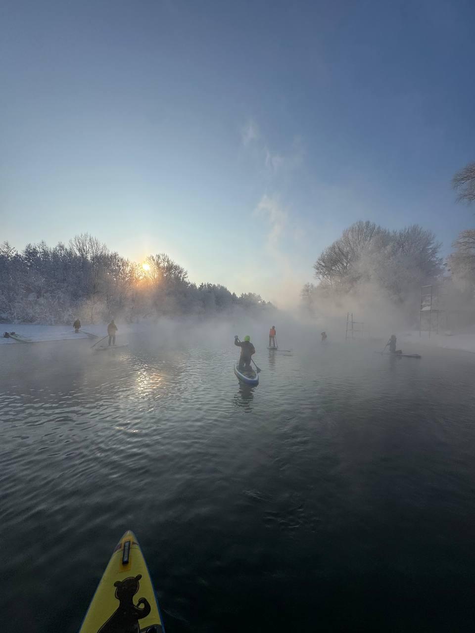 Фото Новосибирцы устроили массовый заплыв на сапах в мороз –26 градусов: 20 леденящих кадров 9